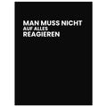 MAN MUSS NICHT AUF ALLES REAGIEREN Textposter schwarz weiß im Hochformat